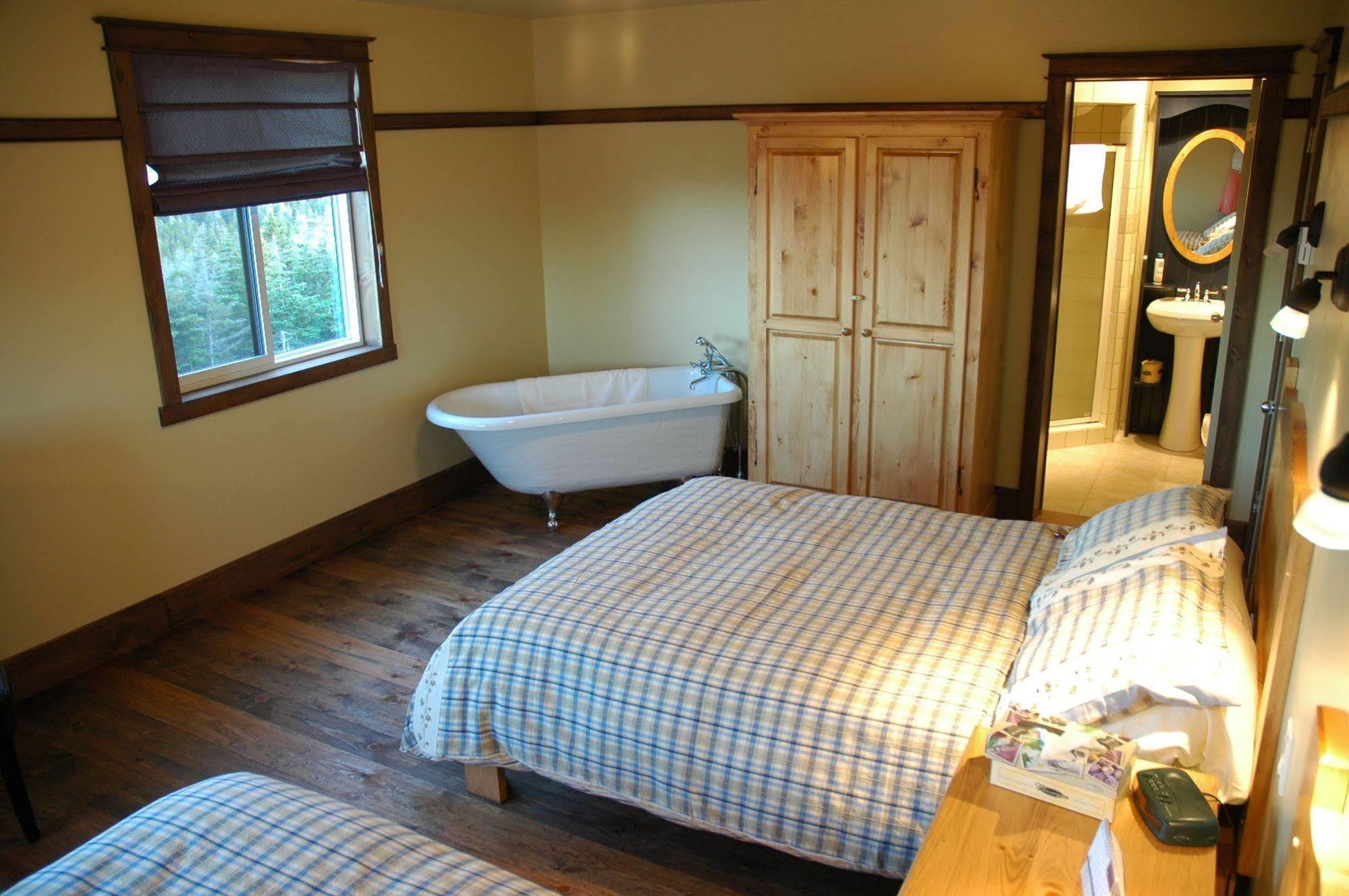 Auberge La Salicorne Et Escapades - Adventure Resort Grande-Entree Экстерьер фото
